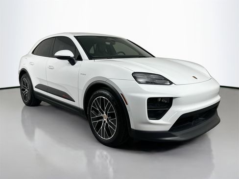 Certified 2025 Porsche Macan Electric image 9