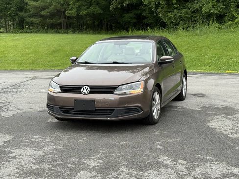 Used 2011 Volkswagen Jetta SE FWD image 1