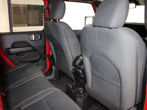 Used 2025 Jeep Wrangler Unlimited Sahara AWD/4WD image 32