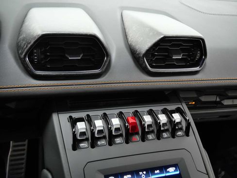 Used 2021 Lamborghini Huracan EVO image 25