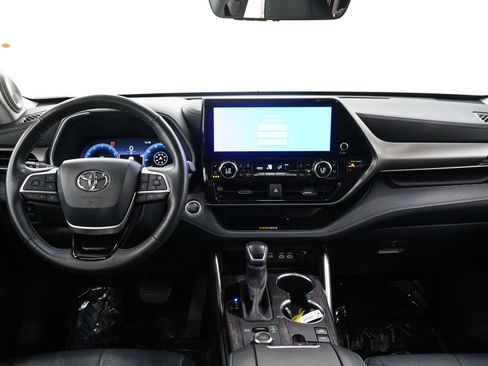 Used 2024 Toyota Highlander Limited AWD/4WD image 17