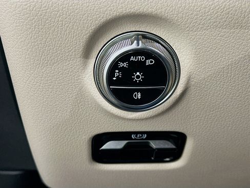 Used 2025 Mercedes-Benz C 300 4MATIC Sedan image 17