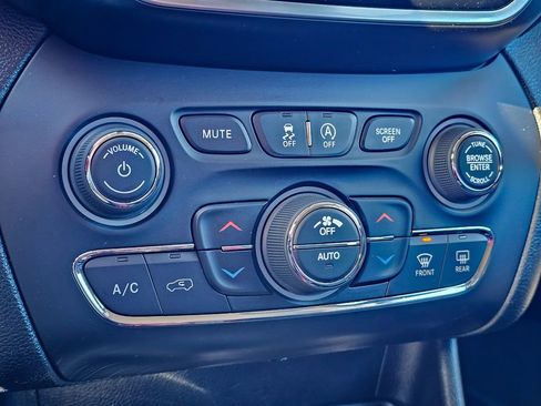 Used 2020 Jeep Cherokee Limited image 23