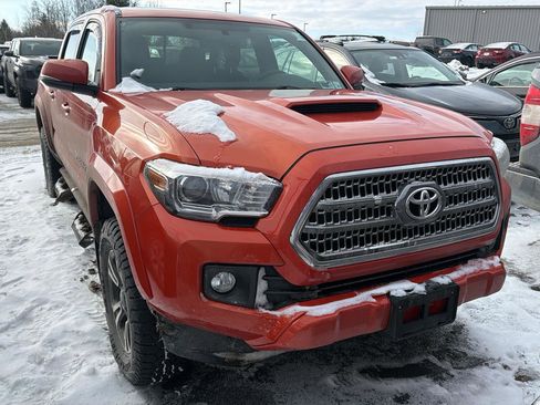 Used 2017 Toyota Tacoma TRD Sport image 3