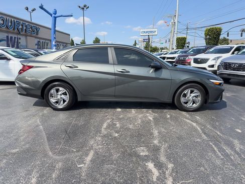 Used 2024 Hyundai Elantra SE FWD image 8