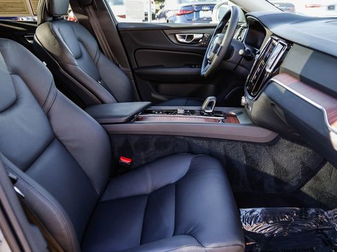 Used 2025 Volvo V60 B5 Cross Country Plus image 18