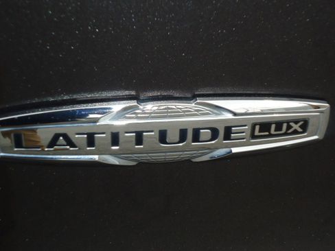 Used 2021 Jeep Cherokee Latitude Lux w/ Comfort/Convenience Group image 10