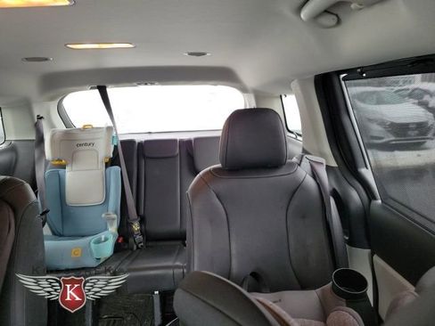 Used 2024 Kia Carnival EX image 4