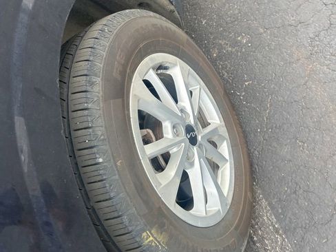 Used 2024 Kia Carnival LX image 29