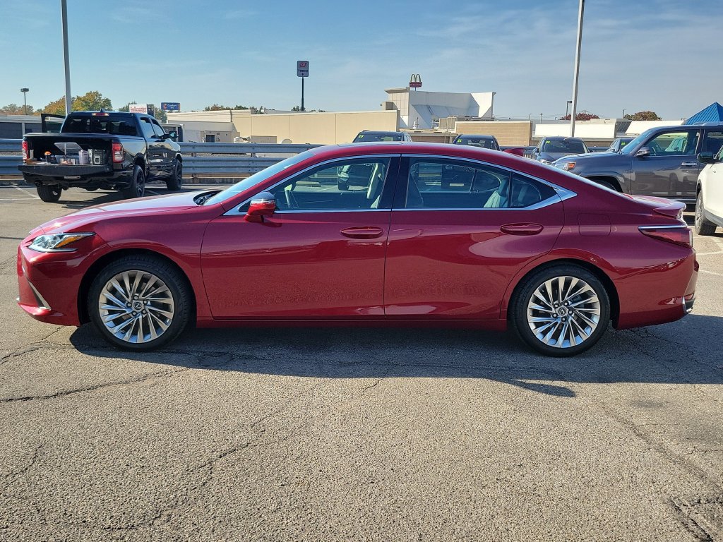 Used 2023 Lexus ES 300h w/ Accessory Package (Z2) FWD image 2