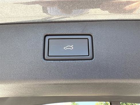 New 2025 Volkswagen Tiguan SE image 12