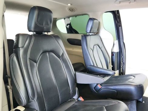 Used 2022 Chrysler Pacifica Touring-L image 39
