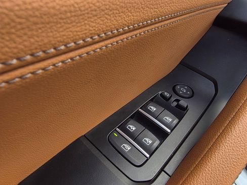 Used 2022 BMW X6 xDrive40i w/ M Sport Package image 12