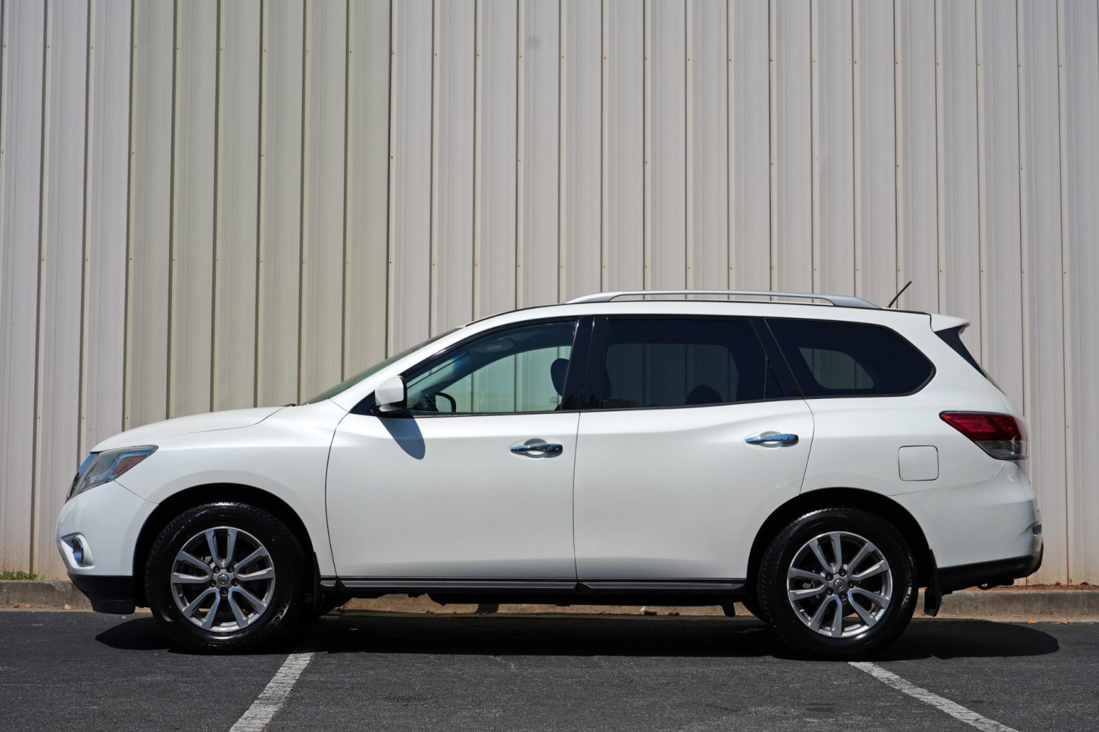 Used 2015 Nissan Pathfinder SV w/ Trailer Tow Package FWD image 8