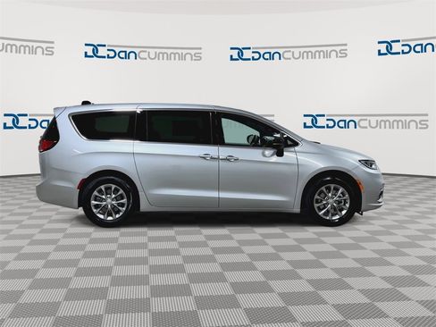 New 2026 Chrysler Pacifica Limited image 9