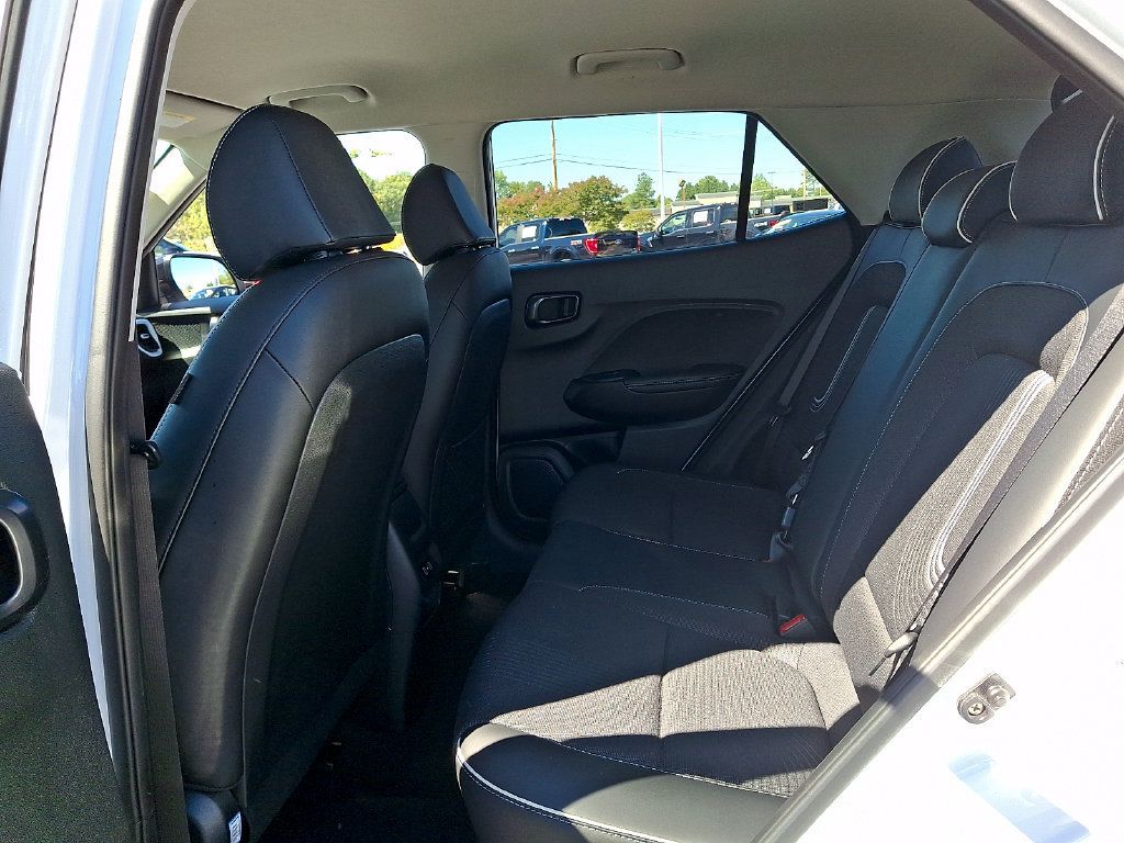 Used 2024 Hyundai Venue Limited FWD image 10