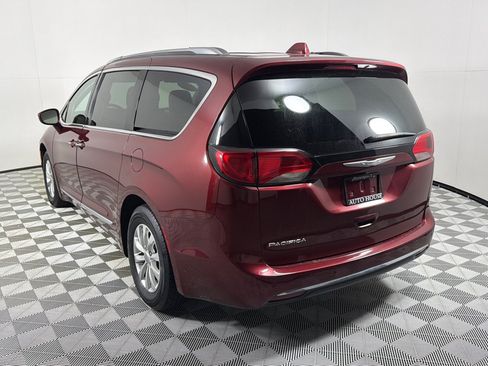 Used 2019 Chrysler Pacifica Touring-L FWD image 7
