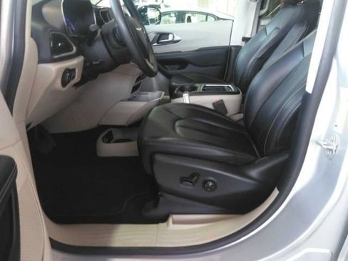 Used 2024 Chrysler Pacifica Touring-L FWD image 9
