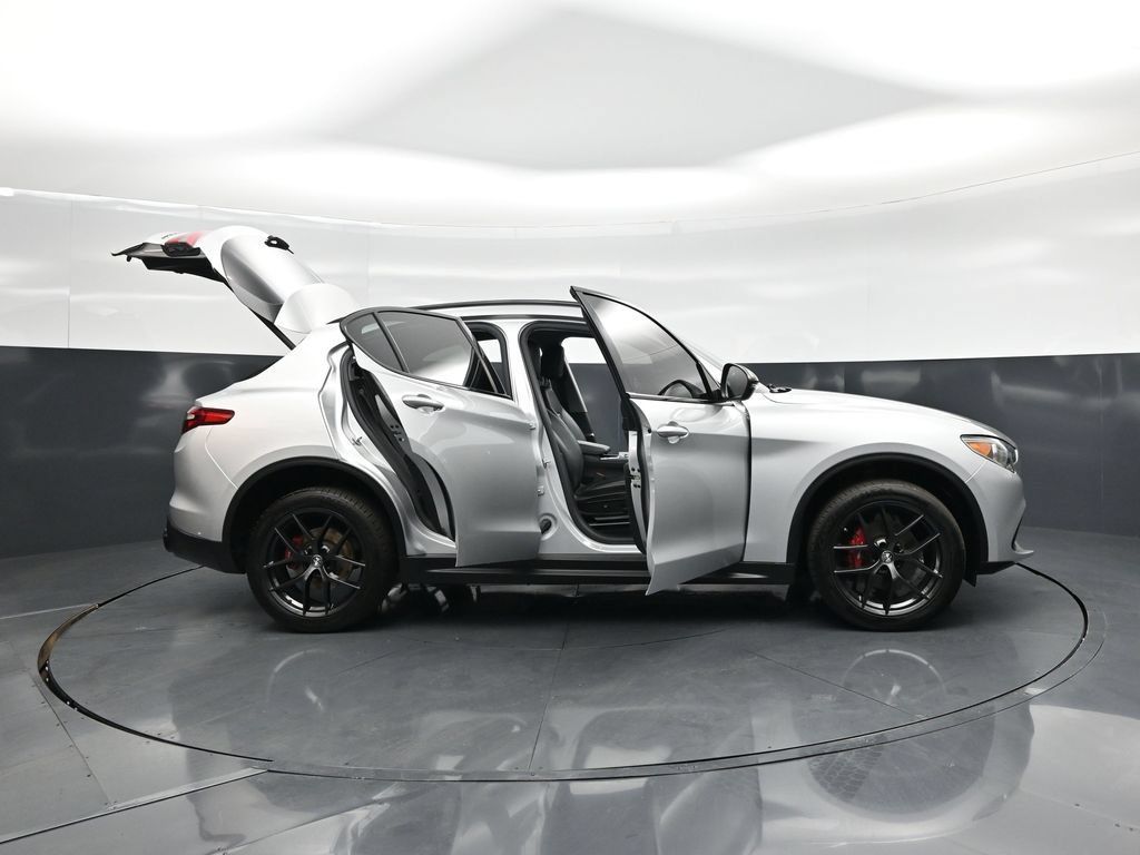 Used 2020 Alfa Romeo Stelvio w/ Nero Edizione RWD image 4