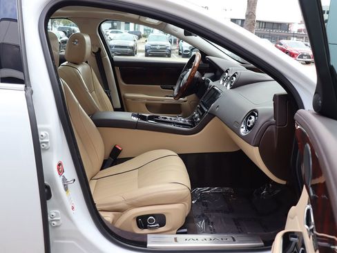 Used 2017 Jaguar XJ R-Sport image 28