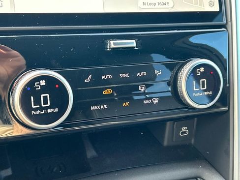 Used 2025 Land Rover Discovery Dynamic SE image 33