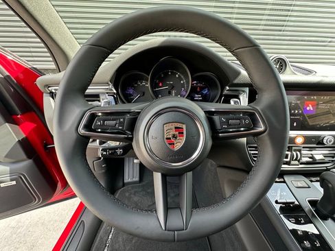 Used 2025 Porsche Macan image 19