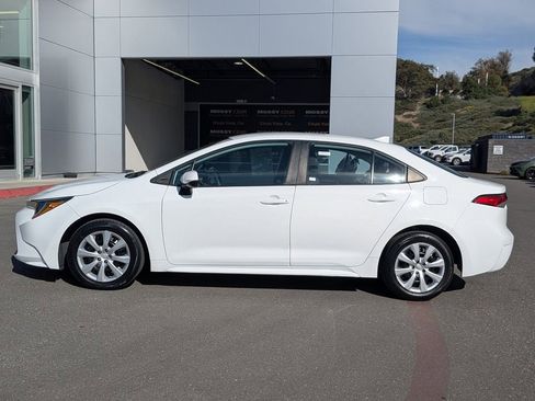Used 2022 Toyota Corolla LE image 2