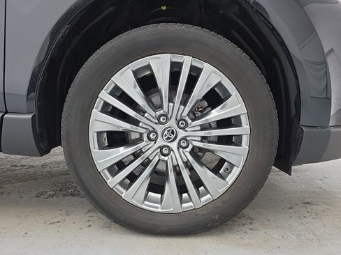 Used 2024 Toyota Venza XLE image 18