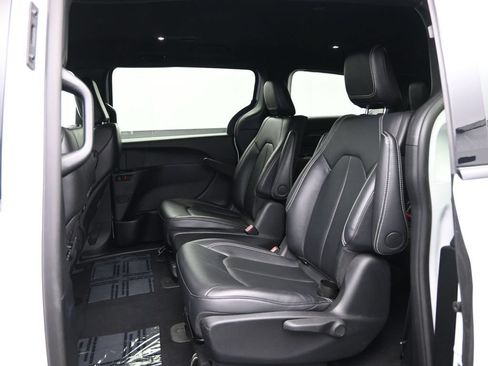 Used 2024 Chrysler Pacifica Limited FWD image 30