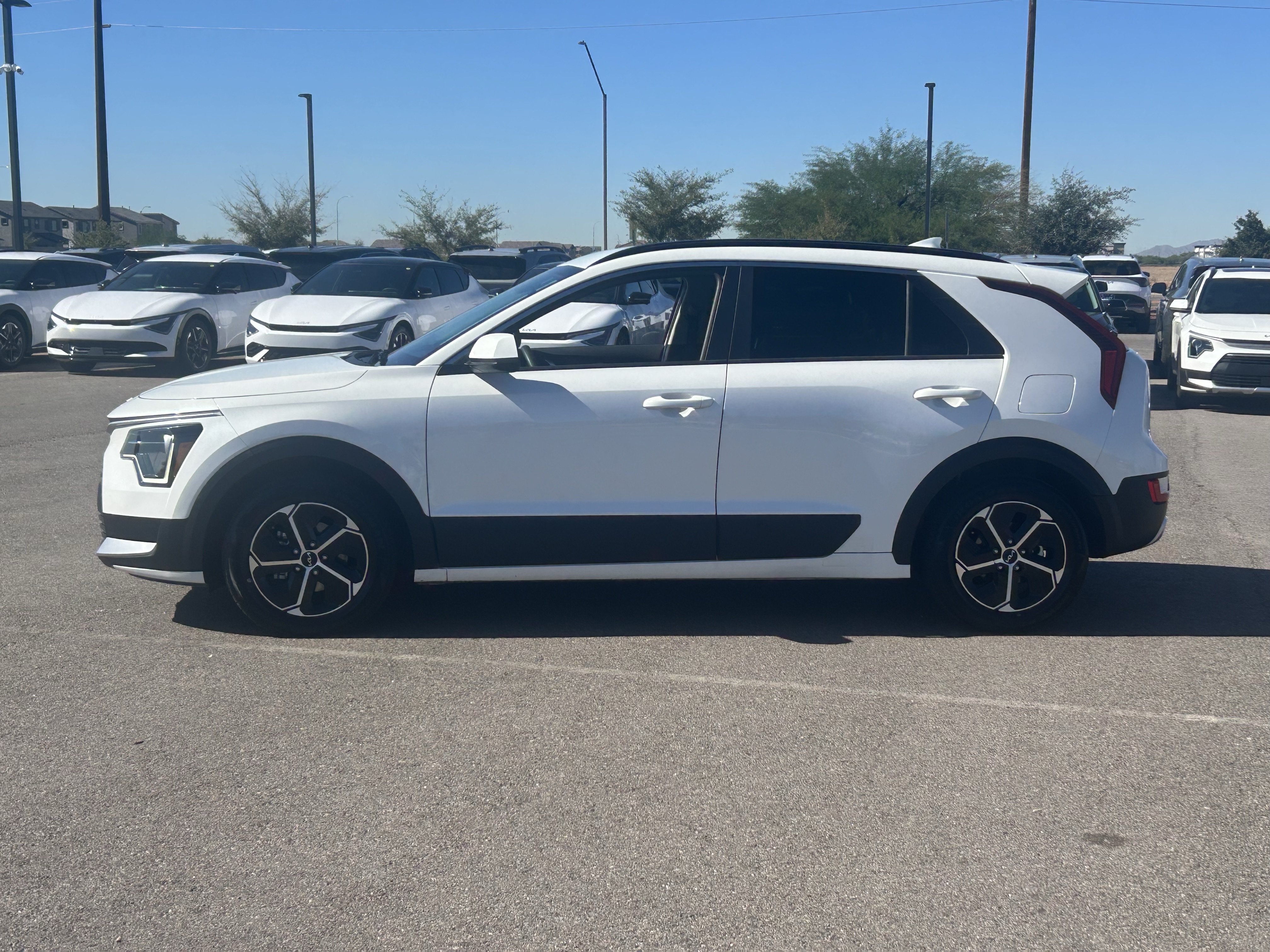Certified 2025 Kia Niro LX FWD image 2