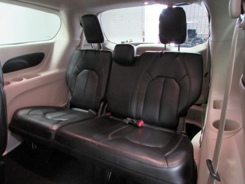Used 2023 Chrysler Pacifica Touring-L FWD image 15