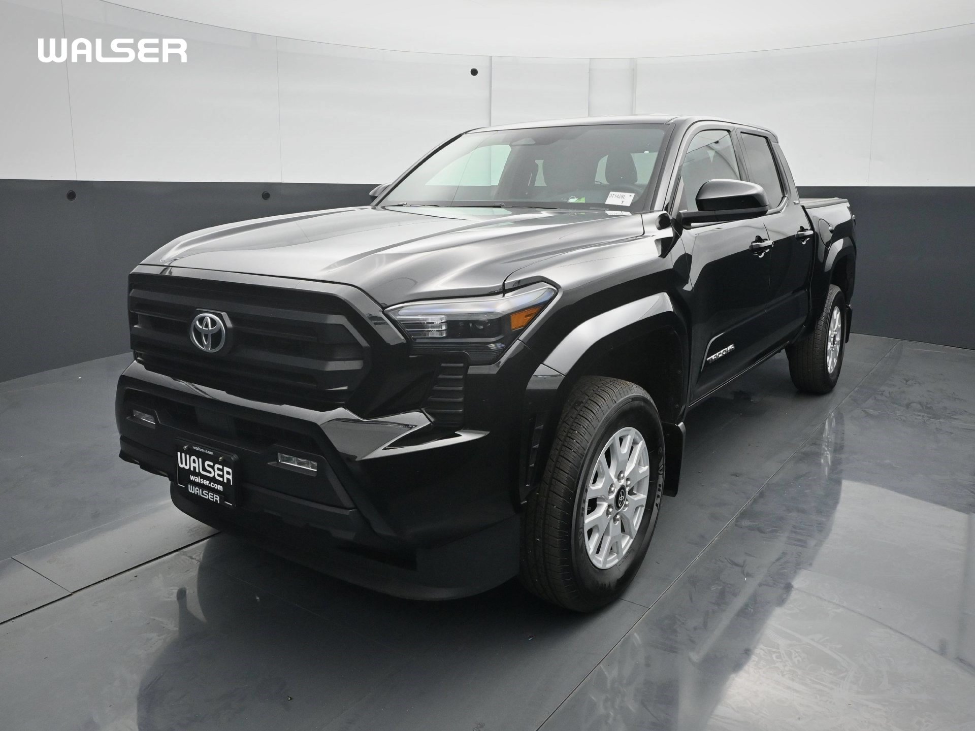 Used 2025 Toyota Tacoma SR5 AWD/4WD image 1