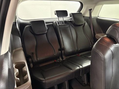 Used 2025 Kia Carnival FWD image 42
