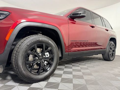 Used 2025 Jeep Grand Cherokee Altitude AWD/4WD image 12