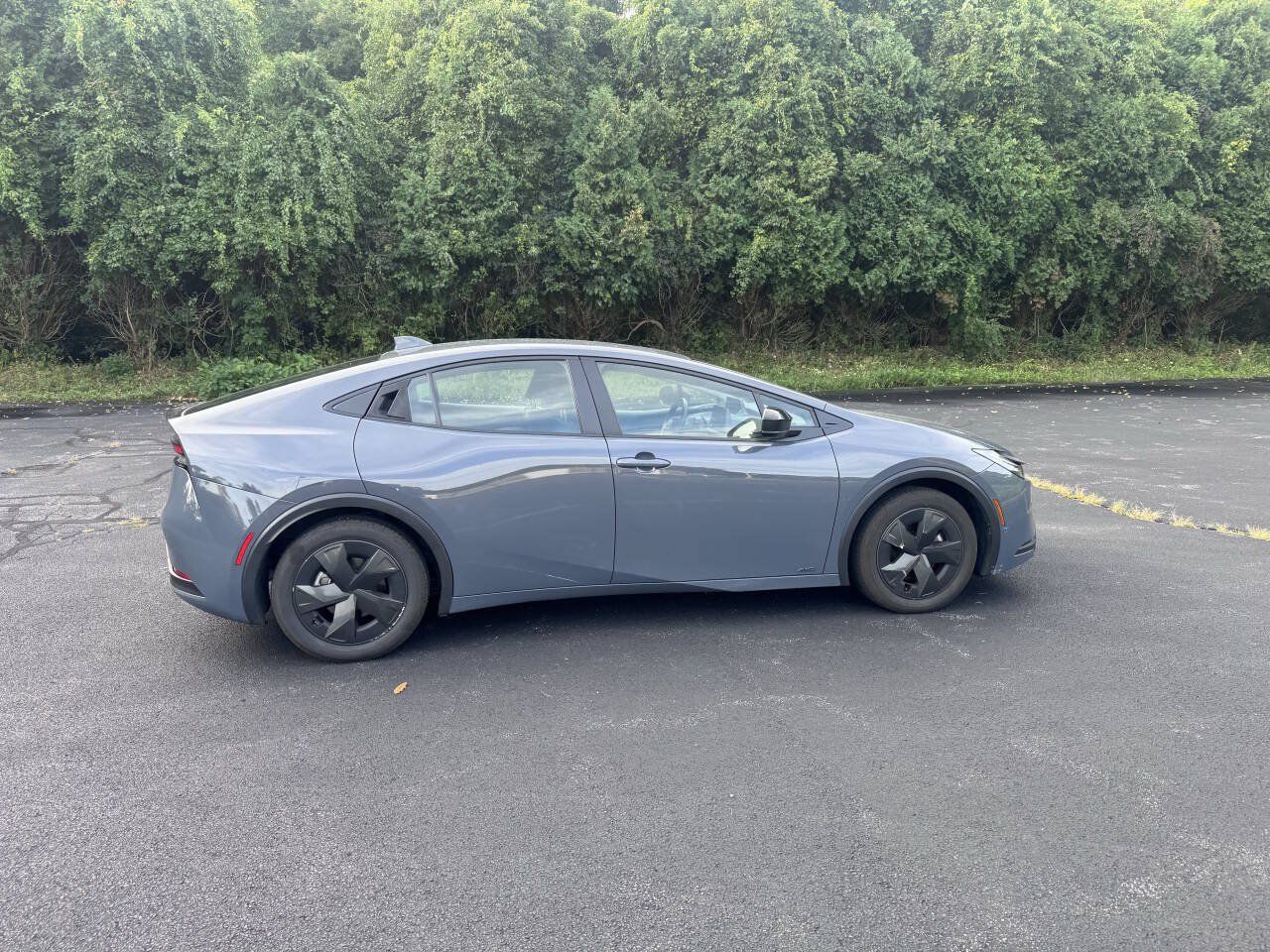 Used 2025 Toyota Prius LE AWD/4WD image 5