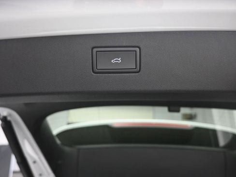 Certified 2025 Volkswagen Tiguan SE image 24