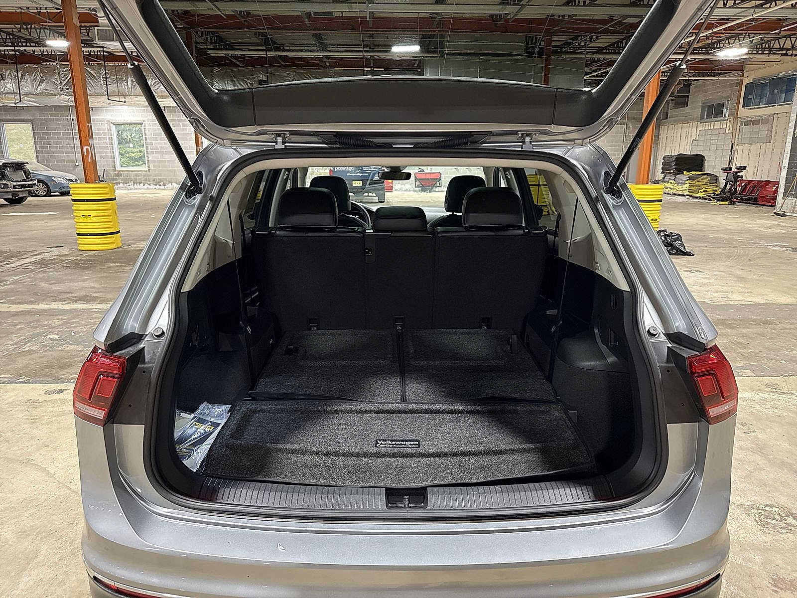 Used 2023 Volkswagen Tiguan SE w/ Panoramic Sunroof Package FWD image 11