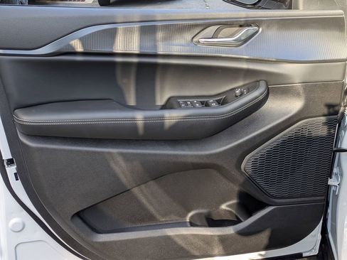 New 2025 Jeep Grand Cherokee Altitude image 10