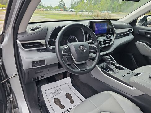 Used 2023 Toyota Highlander XLE FWD image 18
