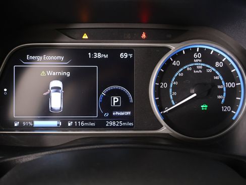 Used 2019 Nissan Leaf SV w/ SV Technology Package FWD image 4