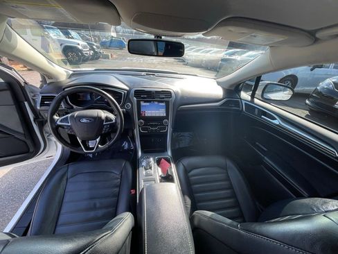 Used 2017 Ford Fusion SE w/ Fusion SE Technology Package image 3