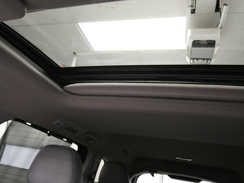 Used 2024 Toyota Sienna XLE FWD image 19