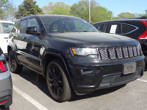 Used 2018 Jeep Grand Cherokee Altitude image 3