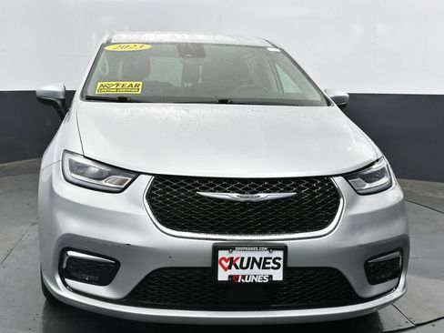 Used 2023 Chrysler Pacifica Touring-L FWD image 7
