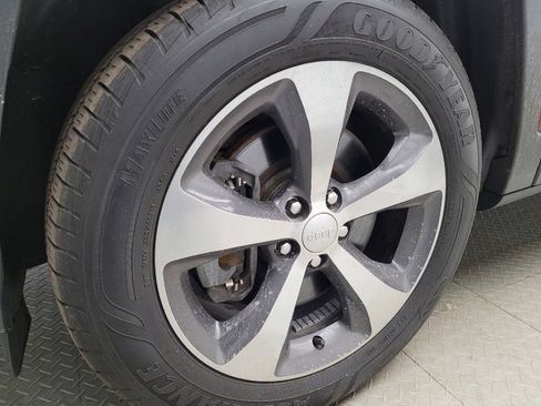 Used 2019 Jeep Cherokee Limited image 31