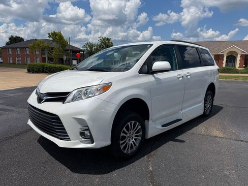 Used 2020 Toyota Sienna XLE w/ XLE Navigation Package FWD image 7
