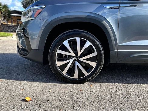 Certified 2022 Volkswagen Taos SE w/ Panoramic Sunroof Package image 13