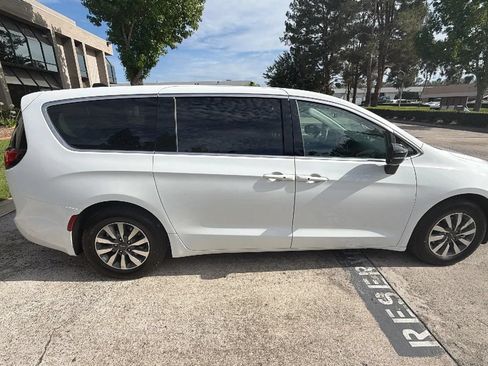 Used 2024 Chrysler Pacifica Limited FWD image 9