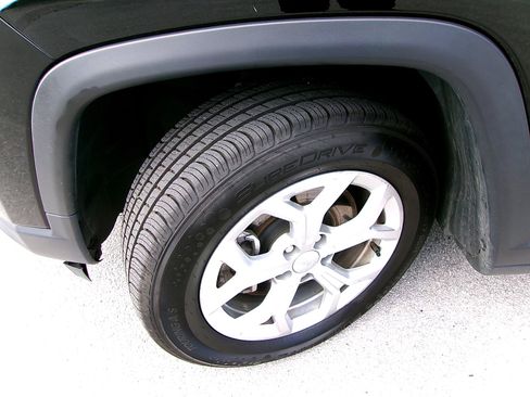 Used 2024 Jeep Compass Latitude AWD/4WD image 7