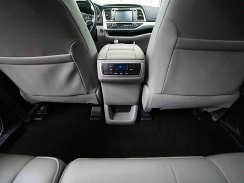 Used 2019 Toyota Highlander XLE AWD/4WD image 22